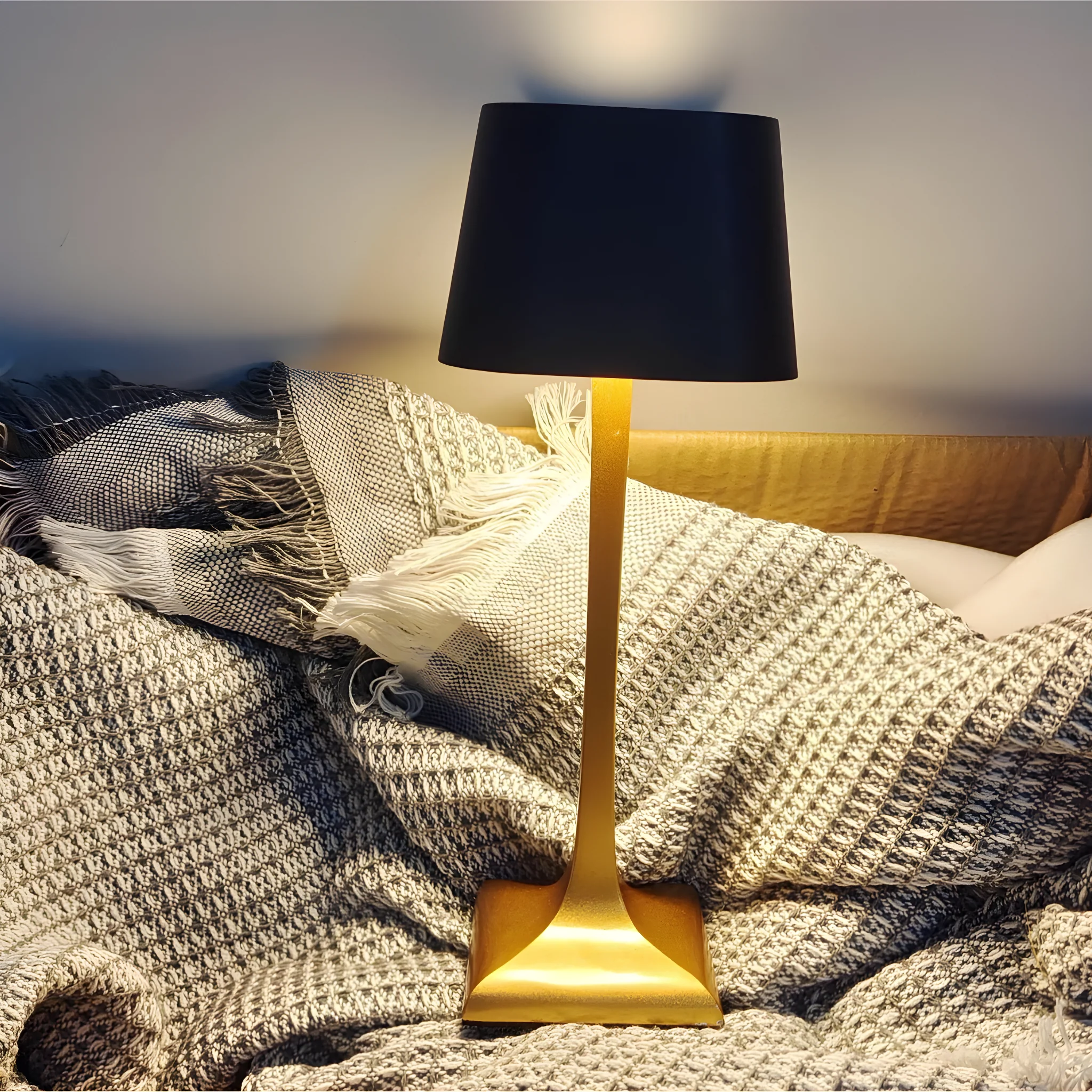 Smart & Modern LED Wireless Table Lamp