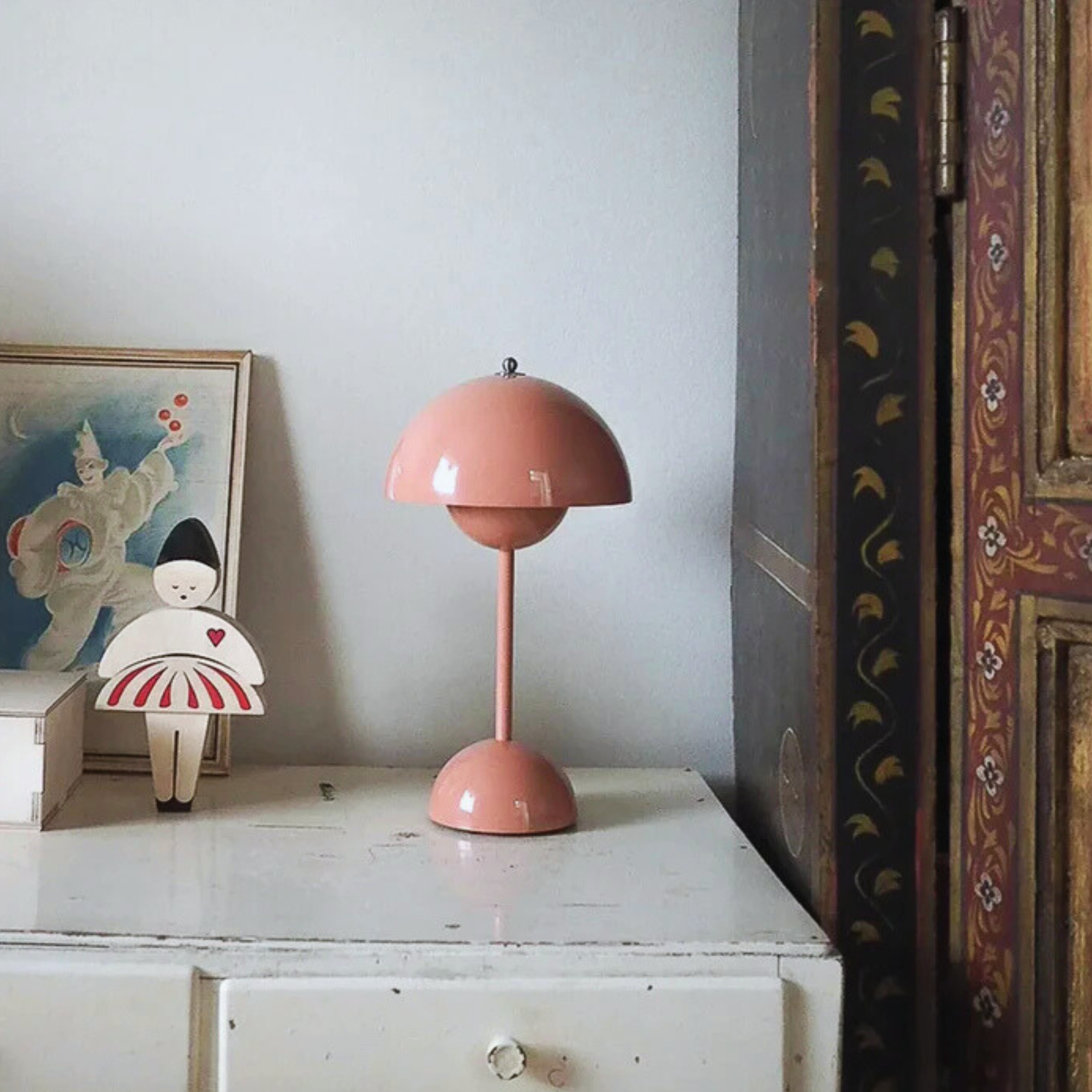 Modern Sunshade LED Wireless Table Lamp