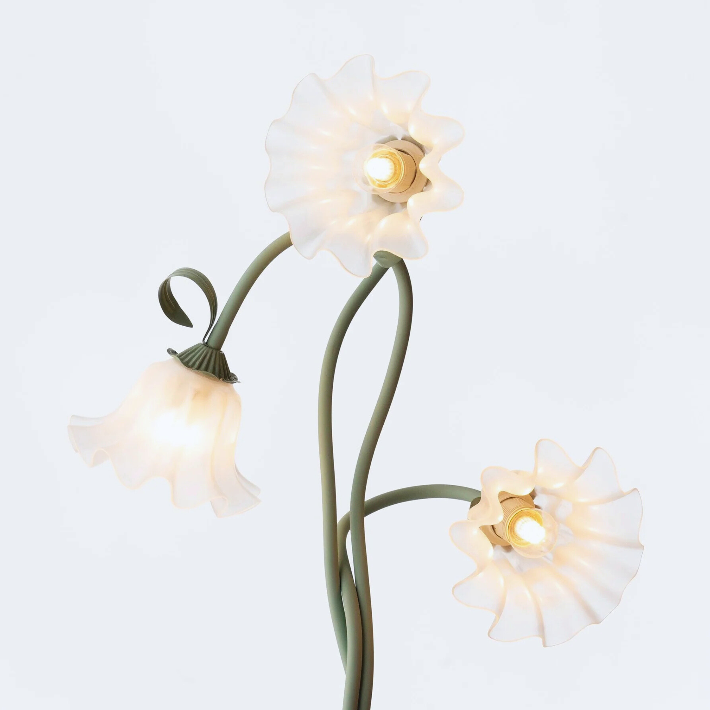 Radiant Bloom | Stylish Lily Flower Floor Lamp